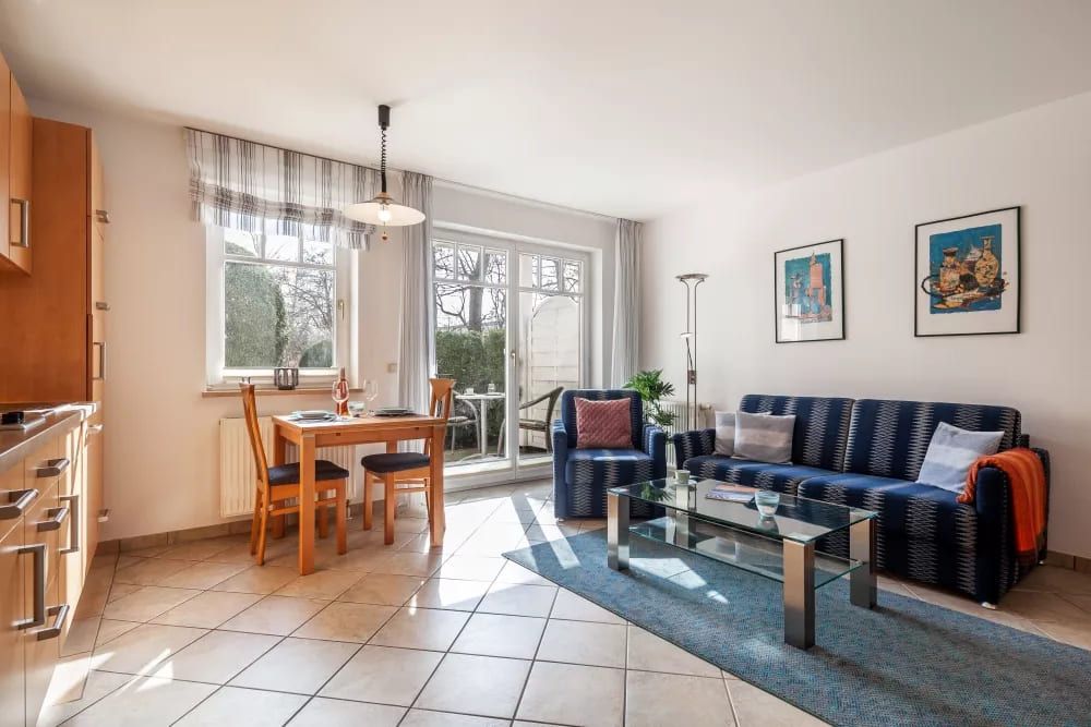 Nr. 11 Rosenhof - Offenes Wohnkonzept mit stilvollem Sofa und moderner Einrichtung