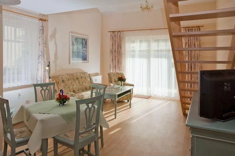 Nr. 13 Rosenhof - Wohnbereich mit gemütlichem Sofa und Tisch für entspannte Stunden