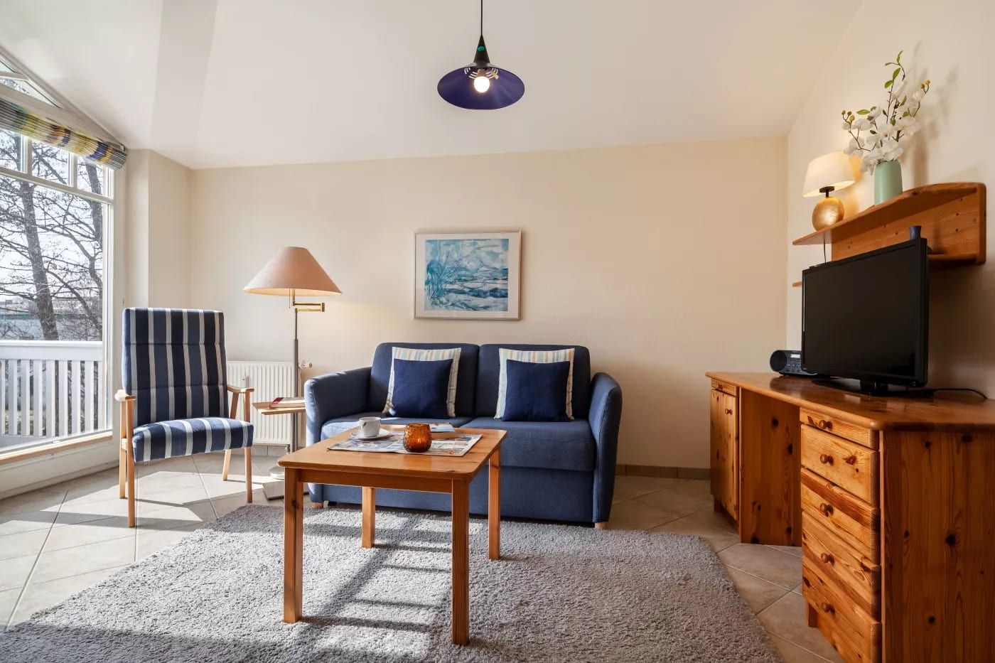 Nr. 15 Rosenhof - Einladendes Wohnzimmer mit Teppich und dekorativen Elementen