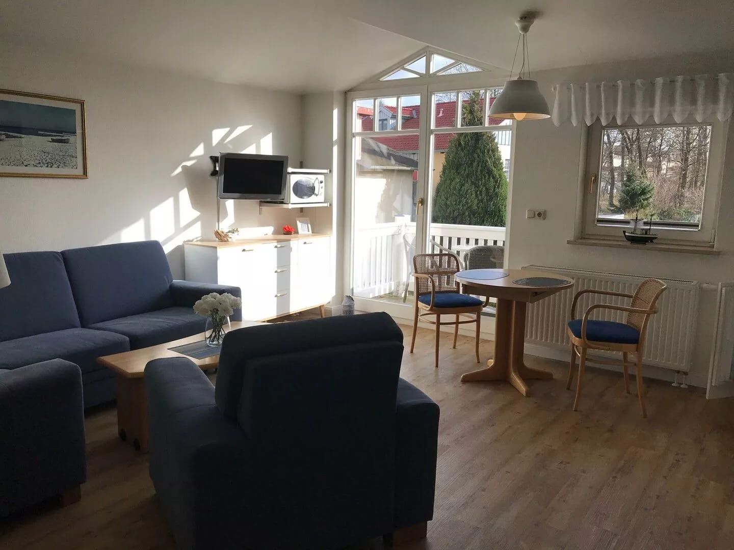 Nr. 16 Rosenhof - Wohnbereich mit Fernseher und Blick auf den Balkon