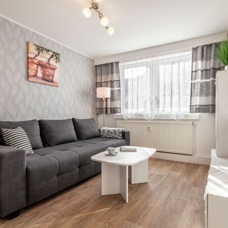 TW 102 Rosenhof - Gemütliche Ecke im Wohnzimmer mit Tisch und Pflanzen
