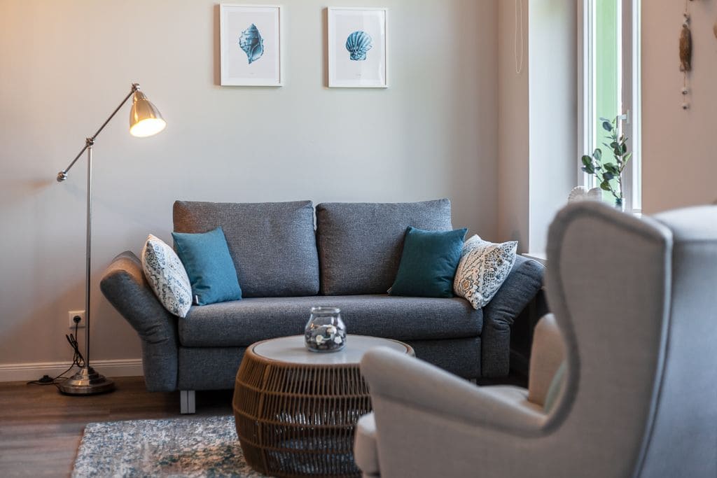 Ein Raum in eines Appartements mit Sofa
