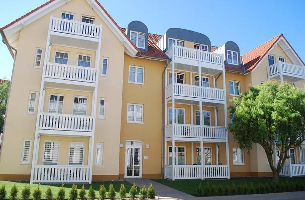 Ein Gebäude mit Ferienwohnungen in Gelb von außen