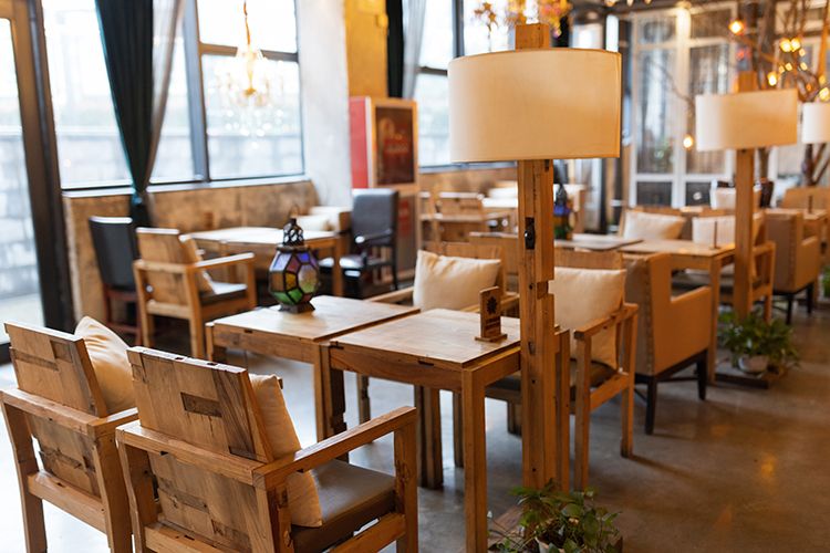 Eine Innenaufnahme unseres Restaurants mit Stühlen und Tischen aus Holz