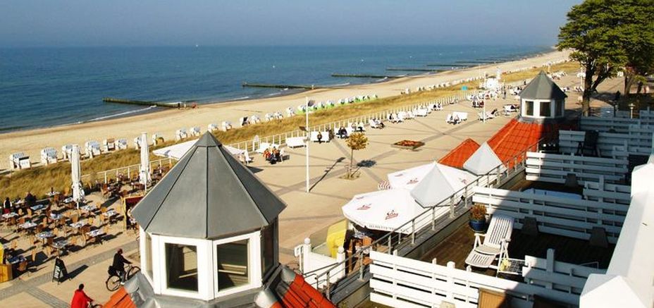Blick zur Ostsee mit dem Strand und der Straße