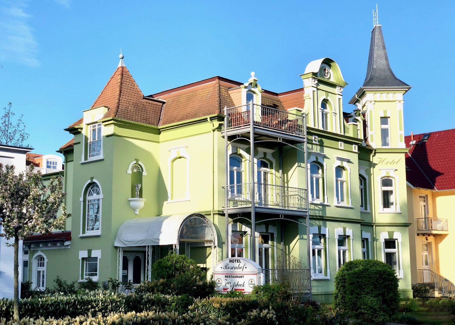 Das Haus Waterkant in der Außenansicht vor blauem Himmel im Hintergrund