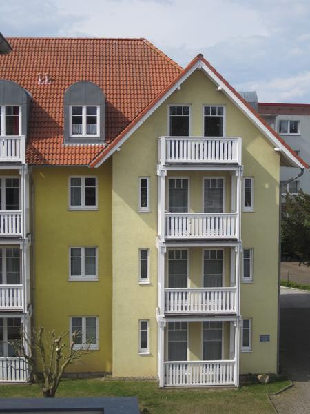 Städtische Wohnbauten mit modernen Designelementen und Balkonzugängen