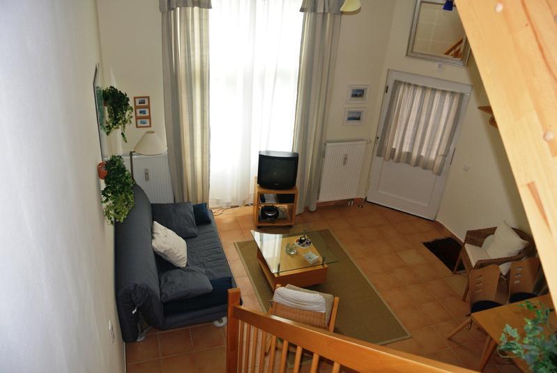 Einladendes Wohnzimmer mit Sitzgelegenheiten und hellem Licht